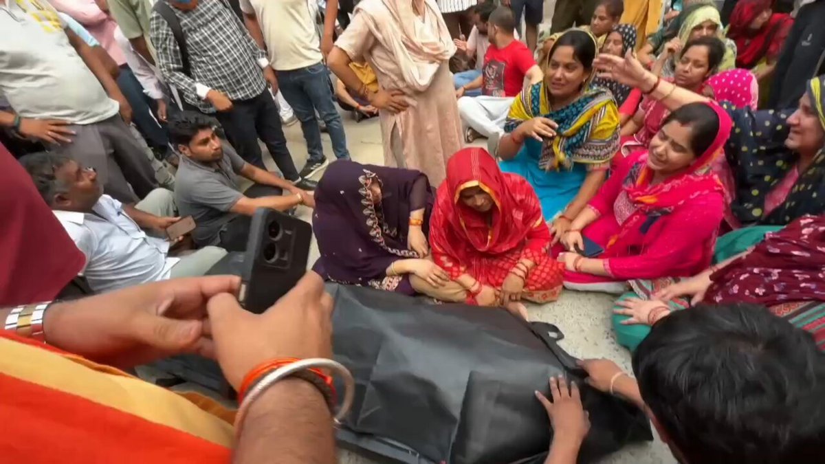 उत्तर प्रदेश के गाजियबाद में एफआईआर दर्ज कराने पहुंचे युवक को थाने के बाहर कई गोलियां मारी