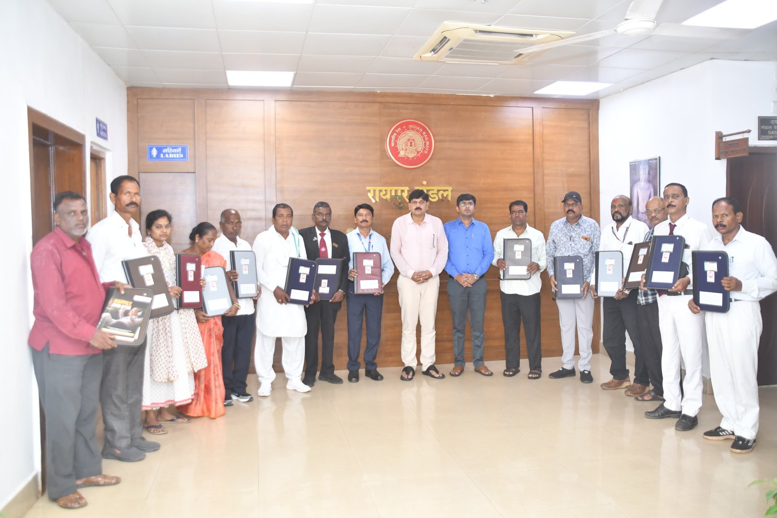 (रायपुर) रेल परिवार से रायपुर मंडल के 16 सदस्य सेवानिवृत्त हुए