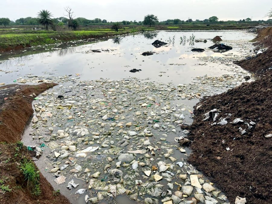 (रायपुर) मशरूम फैक्ट्री में बंधकों से मिले कांग्रेस जन