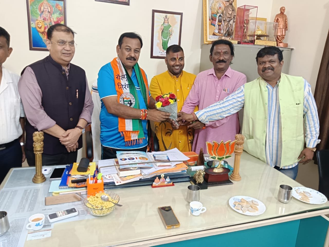 (रायपुर) हर घर इस दीपावली में स्वदेशी समान हर भारतीय खरीदे सैल्यूट  तिरंगा का संदेश - राजेश झा