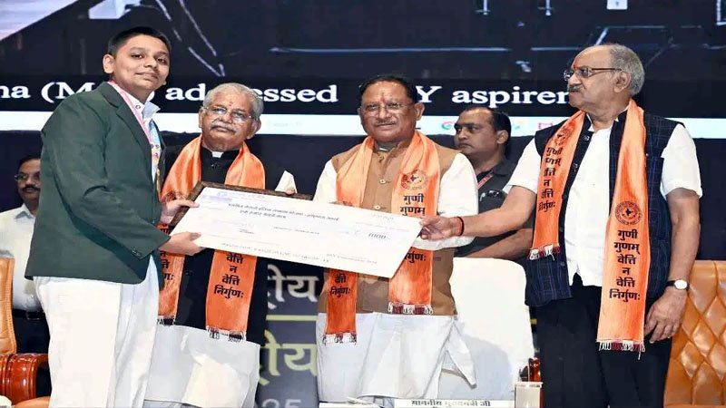 (रायपुर) मुख्यमंत्री साय ने प्रतिभाशाली छात्रों और स्कूलों को किया सम्मानित