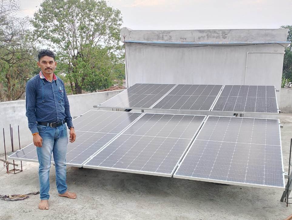 (कोरिया) अब घर में चमक रही सौर रोशनी, बिजली उपभोक्ता से ऊर्जादाता बने सेवकराम