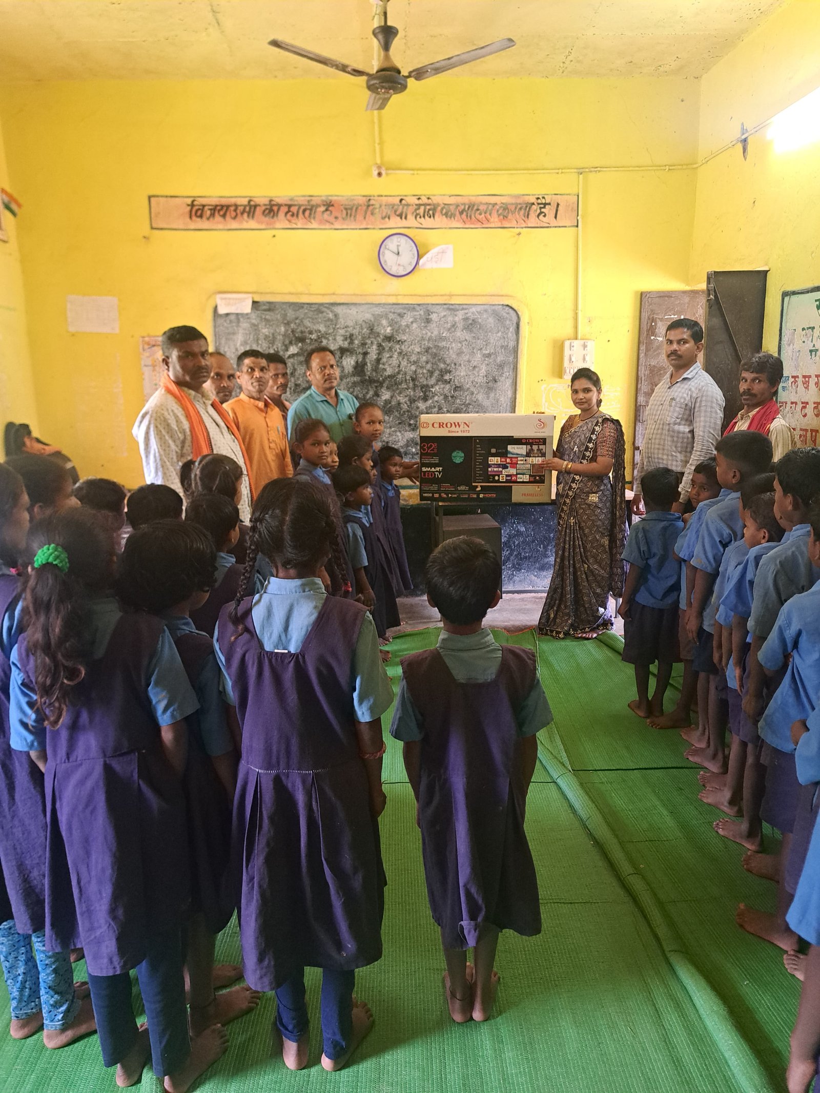 (जगदलपुर) असल शिक्षादूत है शिक्षिका गिरिजा साहू; स्कूल को भेंट किया स्मार्ट टीवी