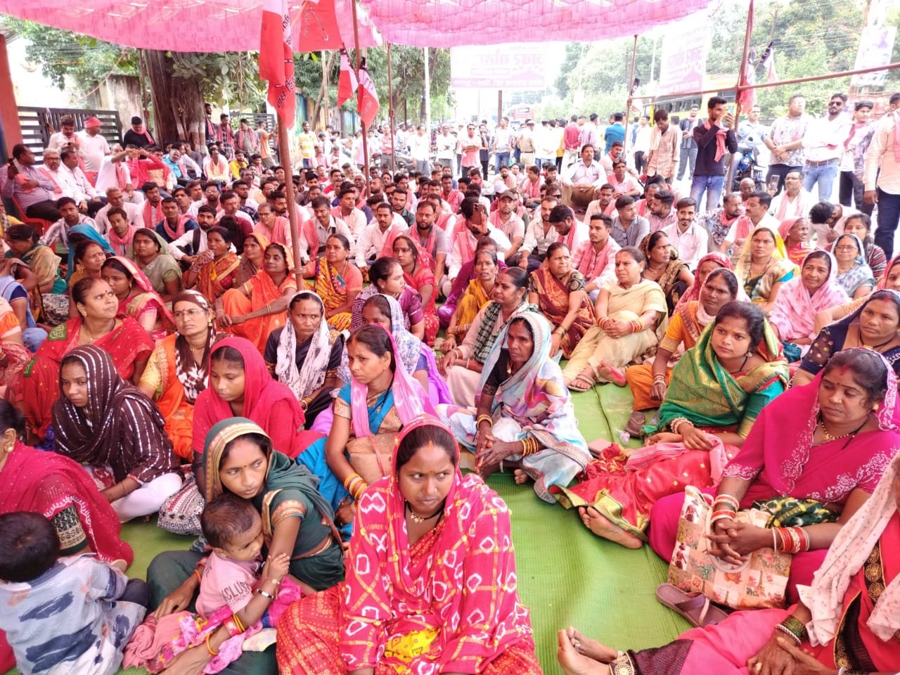(दुर्ग) बिजली बिल बढ़ोतरी के खिलाफ लालटेन लेकर सड़क पर उतरे लोग, जोहार छत्तीसगढ़ पार्टी का कलेक्ट्रेट घेराव