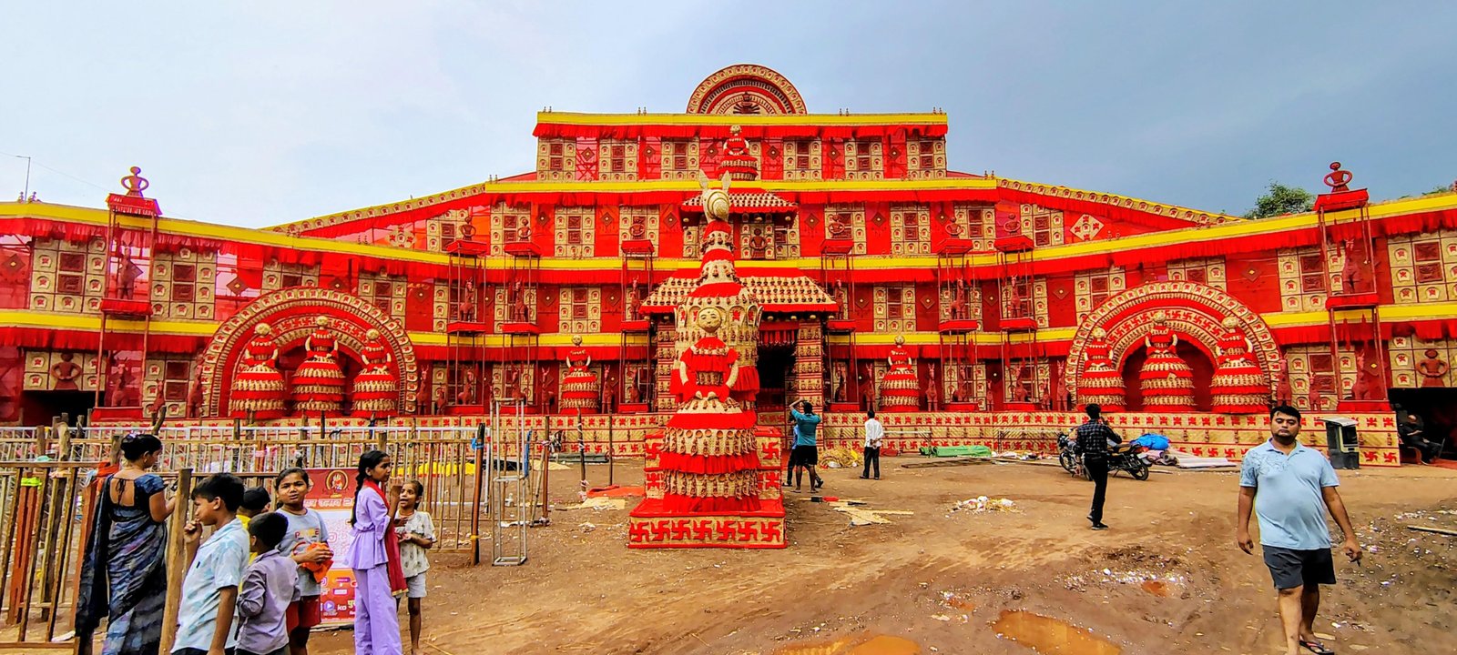 लाल मैदान पावर हाउस में ढोकरा शिल्प की 3 हजार मूर्तियों से सुसज्जित मां अंबे का सज रहा भव्य दरबार