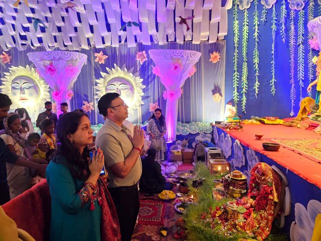 (जशपुरनगर) एसएससी शशि मोहन सिंह ने दुर्गा पंडालो में पहुंचकर लिया आर्शिवाद