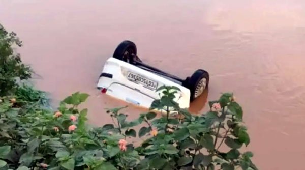 (सूरजपुर) बिहार के लिए निकले श्रमिक नेता के परिवार की कार नहर में गिरी,तीन की मौत