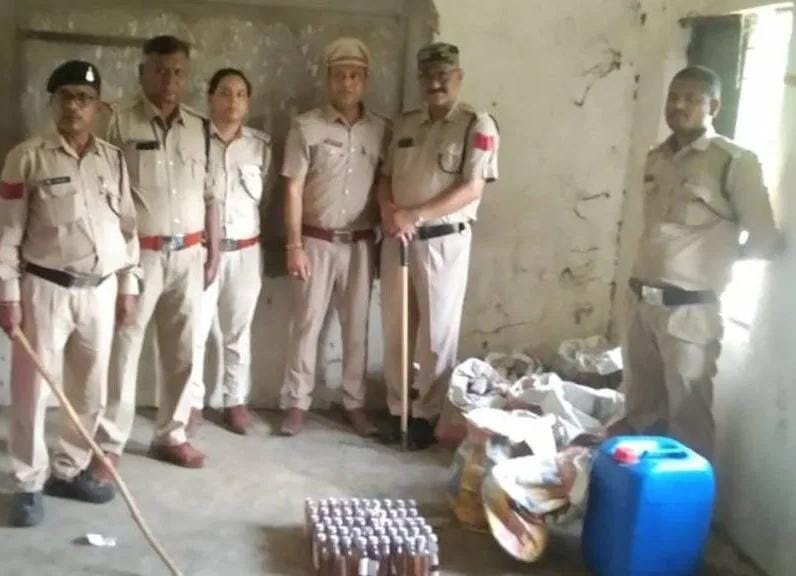  (मुंगेली।) शासकीय स्कूल बना शराब भंडारण का केंद्र, बड़ी मात्रा में अवैध शराब जब्त