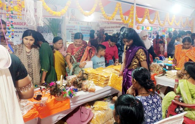 (जगदलपुर) स्वदेशी मेला में महिला समूहों के उत्पाद खुब लुभा रहे ग्राहकों को