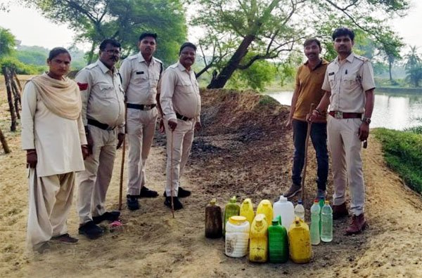 (धमतरी) आबकारी अमले ने जप्त किया 57 लीटर महुआ शराब