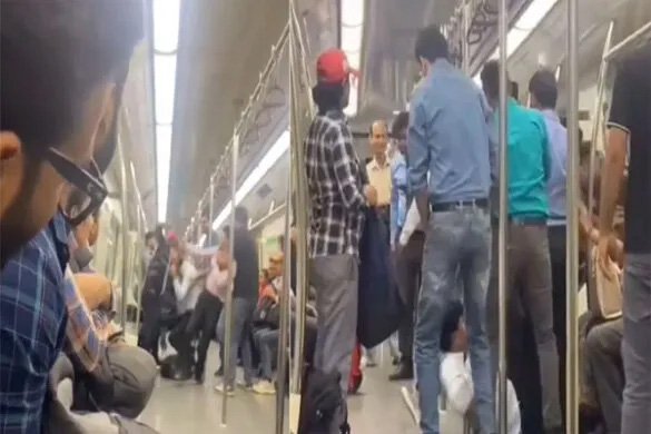 दिल्ली मेट्रो फिर बनी अखाड़ा, दो यात्रियों में जमकर चले लात-घूंसे