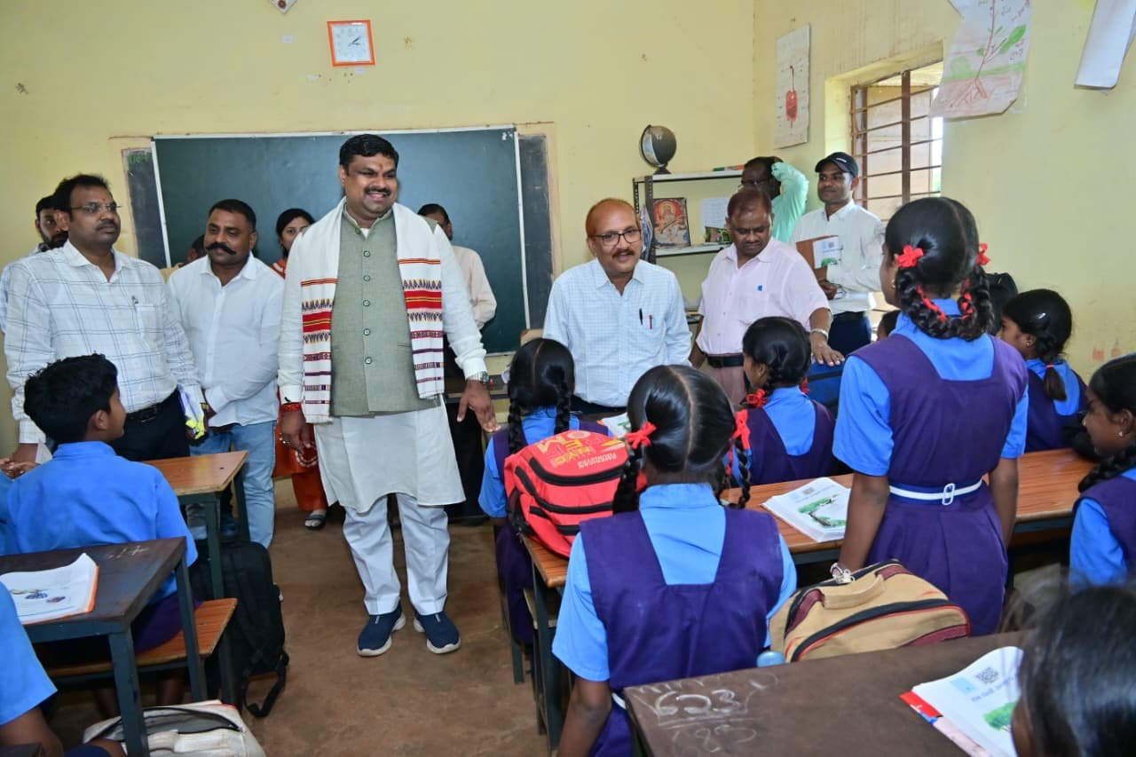 (रायपुर)   औचक निरीक्षण पर स्कूल पहुंचे मंत्री गजेन्द्र यादव, प्रभारी प्राचार्य को नोटिस जारी करने का निर्देश