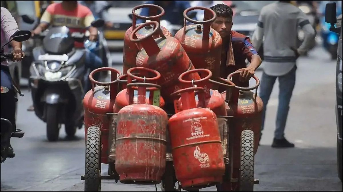 फिर से बढ़ गये गैस सिलेंडर के दाम, महीने के पहले ही दिन लगा महंगाई का झटका