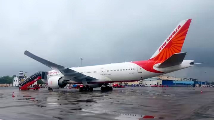 एयर इंडिया की दिल्ली से पेरिस जाने-आने वाली 2 अंतरराष्ट्रीय उड़ानें रद्द, यात्री परेशान