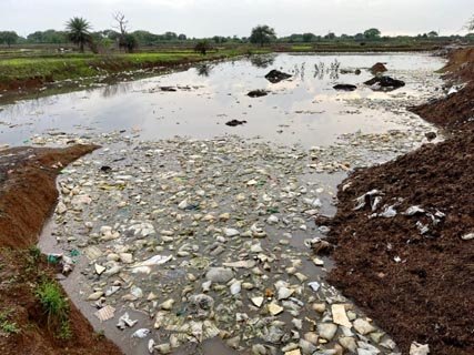 (रायपुर) मोजो मशरूम फैक्ट्री  से निकलने वाली अपशिष्ट से ग्रामीण परेशान  