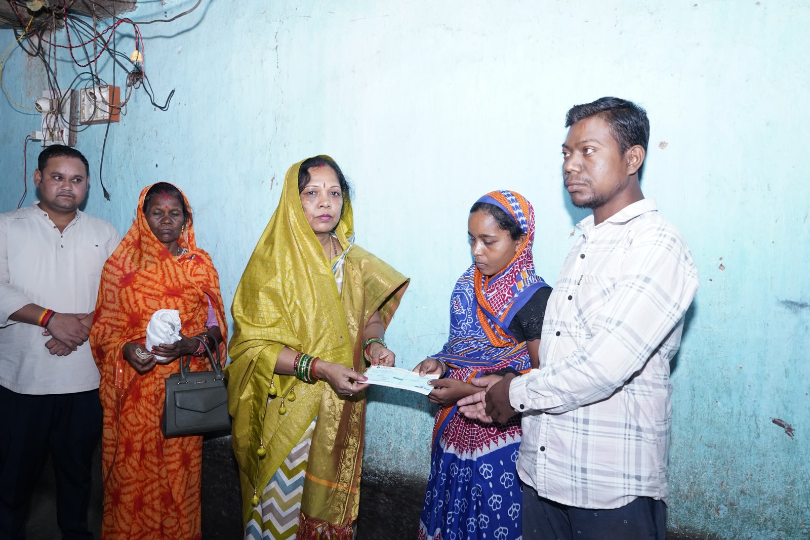 (जशपुरनगर) सर्पदंश से मृत छात्र के परिजनों को मुख्यमंत्री की धर्मपत्नी कौशल्या साय से मिली चार लाख रूपये का सहायता राशि