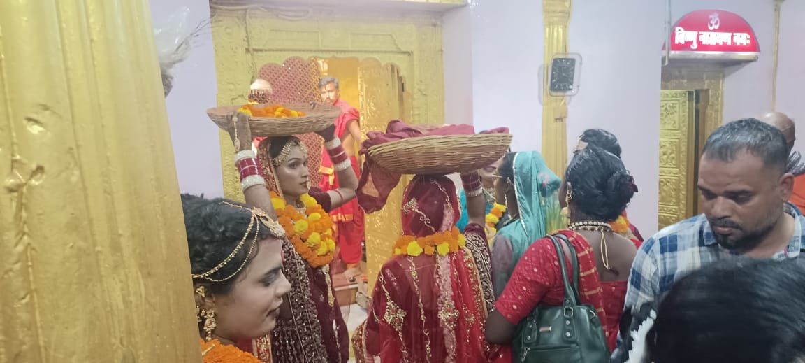  (जगदलपुर।) किन्नरों की अदभूत देवी आराधना; सोलह श्रृंगार कर पहुंचीं मंदिर में, गाए भजन, उतारी आरती और माता को चढ़ाई चुनरी