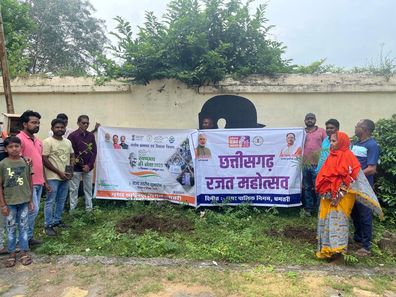 (धमतरी) रजत जयंती और ‘स्वच्छता ही सेवा’ अभियान के अंतर्गत कारगिल उद्यान समेत शहर के विभिन्न स्थानों पर वृक्षारोपण