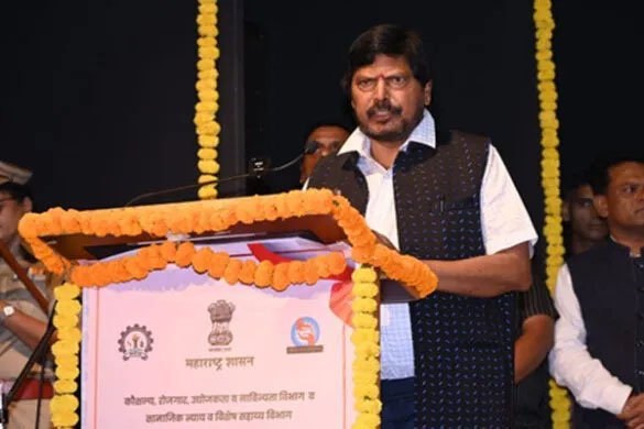 हिंदी को लेकर फडणवीस सरकार ने पहले ही मारा सिक्सर, भाषा विवाद पर रामदास आठवले का बयान