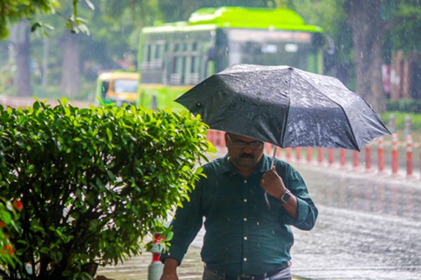 दिल्ली-एनसीआर में मौसम का मिजाज बदला, तेज आंधी और बारिश से तापमान में गिरावट