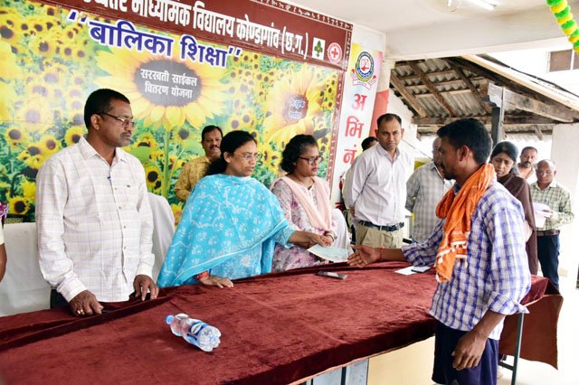 (कोण्डागांव) विधायक ने छात्र दुर्घटना बीमा योजना अंतर्गत चेक का किया वितरण
