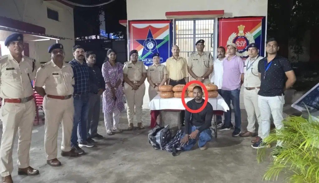 (रायपुर) रेलवे स्टेशन से गांजा तस्कर गिरफ्तार, 16 किलो से ज्यादा मादक पदार्थ बरामद