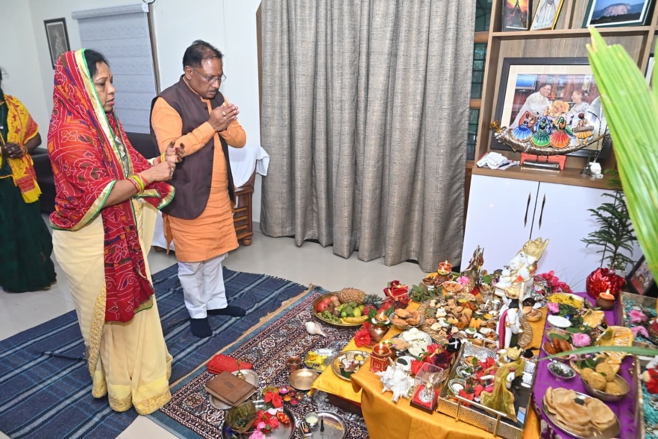 (जशपुर) मुख्यमंत्री ने प्रतीक स्वरूप गोवर्धन पर्वत की पूजा अर्चना कर प्रदेश के सुख समृद्धि और खुशहाली की कामना की 