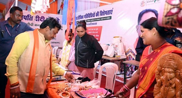 (जगदलपुर) स्वदेशी मेले में पहुंचे सांसद महेश कश्यप, बोले आत्मनिर्भर भारत को दे रहा नई गति