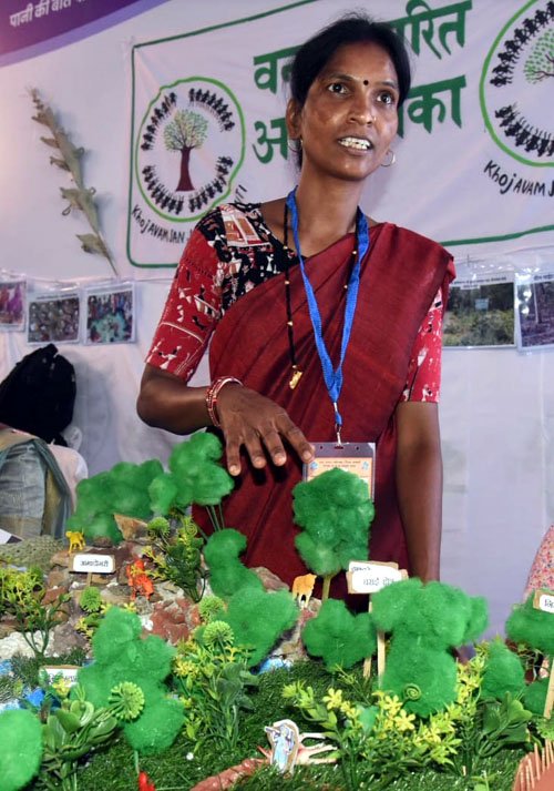 (धमतरी) गांव से ग्लोबल तक: वन और जल संरक्षण की योद्धा सरस्वती ध्रुव का जल जगार में सम्मान