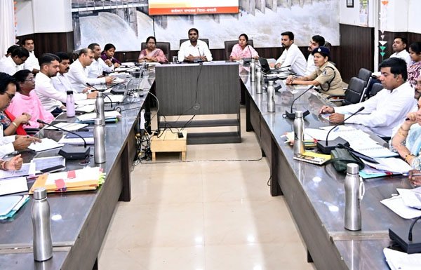 (धमतरी) बाढ़ प्रभावित क्षेत्रों में राशन और दवाईयां की उपलब्धता करें सुनिश्चित - कलेक्टर