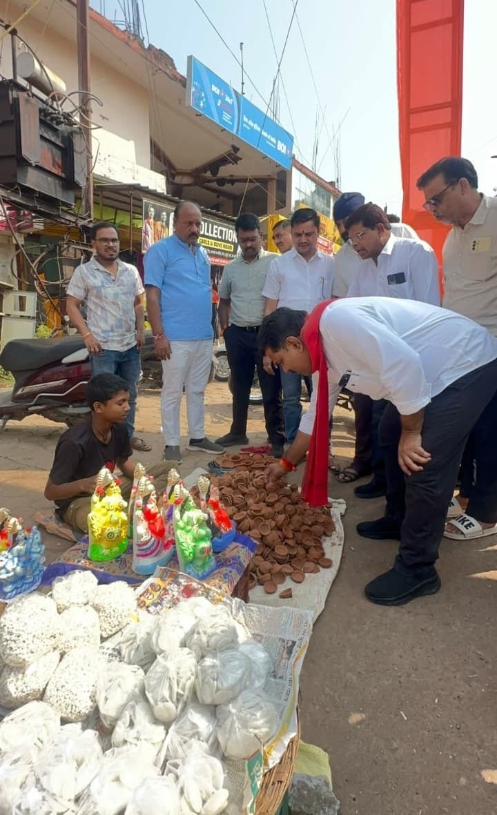 (कवर्धा) उपमुख्यमंत्री  विजय शर्मा ने दीपावली पर स्थानीय बाजार में की खरीदी