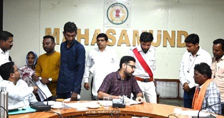 (महासमुंद,)  कलेक्टर ने जन चौपाल में सुनी आम जनों की समस्याएं, दिए निराकरण के निर्देश