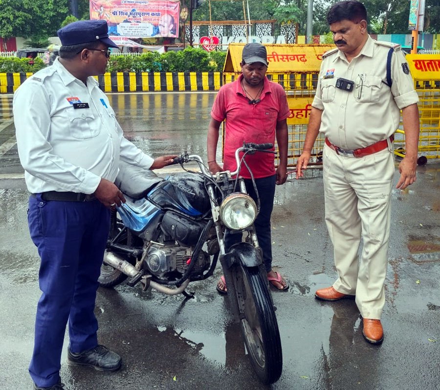 (कोरबा)  बिना नंबर की गाडिय़ों पर ट्रैफिक पुलिस ने की कार्रवाई