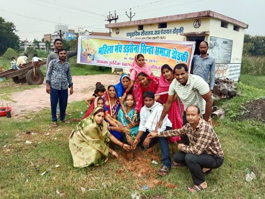 (धमतरी) सिन्हा समाज डोड़की की महिलाओं ने गांधी जयंती पर किया पौधारोपण