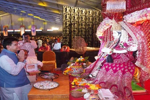 नवमी पर केंद्रीय मंत्री पीयूष गोयल ने मुंबई के मंदिरों में किया दर्शन पूजन, देशवासियों के कल्याण की प्रार्थना की