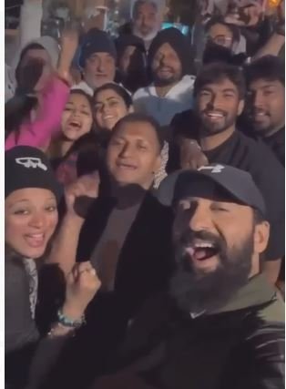 राज कुंद्रा ने अपनी पंजाबी फिल्म मेहर की शूटिंग पूरी की, कलाकारों के साथ मनाया जश्न 