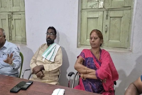 बिहार चुनाव से पहले लालू-तेजस्वी को फिर लगा झटका, पीएम मोदी के मंच पर दिखे दो और विधायकों ने दिया इस्तीफा