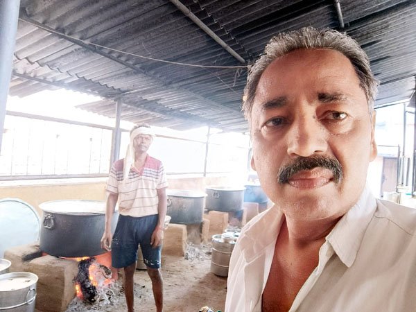(धमतरी) संयुक्त किचन शेड में पक रहे मध्यान भोजन का अवलोकन