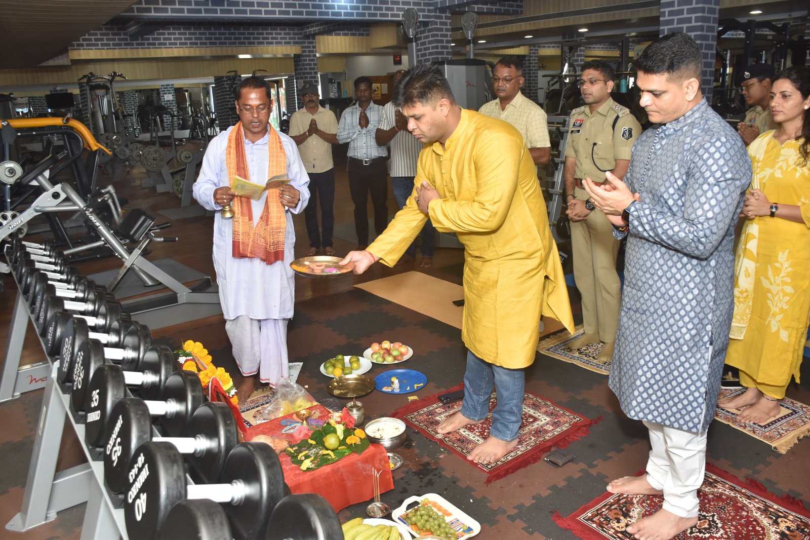 (जगदलपुर) पुलिस अफसरों ने वाहनों और औजारों की पूजा कर मनाई विश्वकर्मा जयंती