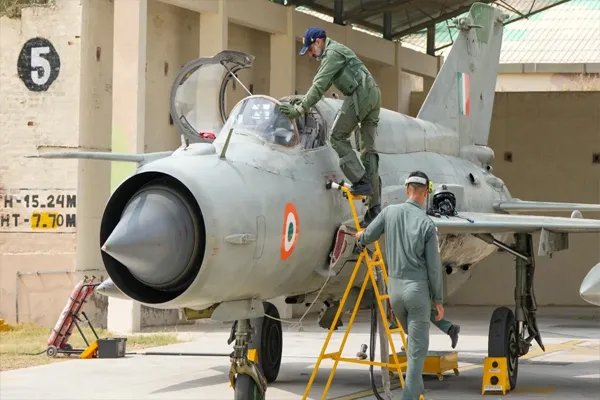 शौर्य के 6 दशक बाद ‘आसमान का बाज़’ मिग-21 रिटायर, जानें अब कौन सा विमान संभालेगा कमान