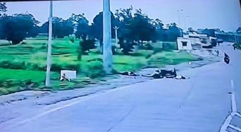  (कोरबा) बेकाबू बाइक खंभे से टकराई, एक युवक की मौके पर मौत, दो गंभीर घायल – हादसे का ष्टष्टञ्जङ्क फुटेज आया सामने