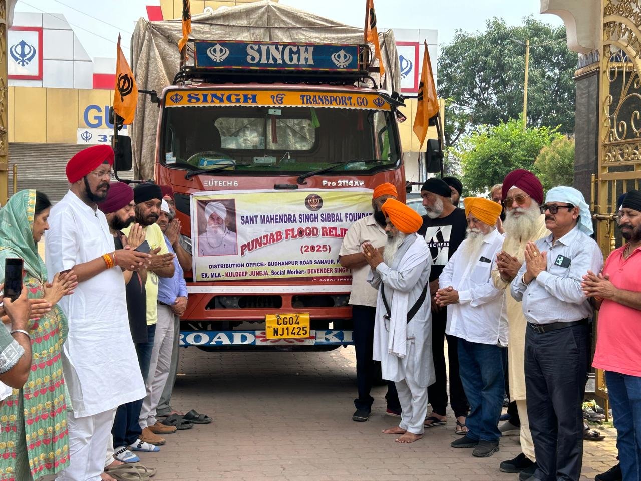 (रायपुर )पूर्व विधायक जुनेजा और हैप्पी सिब्बल ने बाढ़ पीडि़तों के लिए राहत सामग्री की रवाना