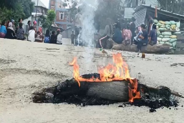 मणिपुर : कुकी-ज़ो लोगों की गिरफ्तारी के खिलाफ बेमियादी बंद से 2 जिलों में जनजीवन अस्त-व्यस्त