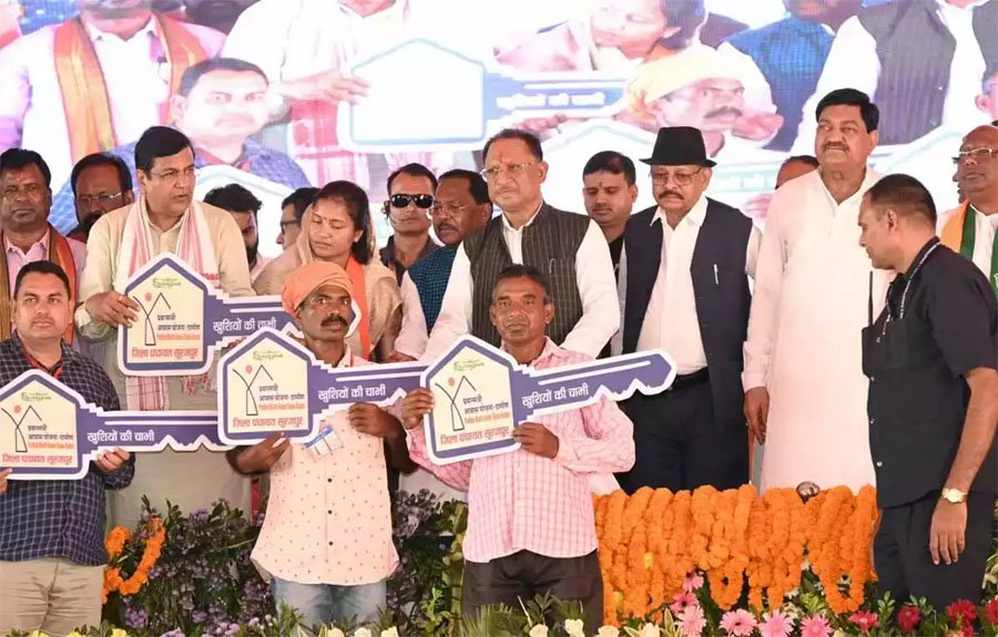 (रायपुर) मुख्यमंत्री ने हितग्राहियों को सौंपी प्रधानमंत्री आवास की चाबी