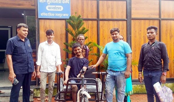 (जशपुरनगर) सीएम कैंप कार्यालय बगिया में दिव्यांग दीपेश्वर को मिला तत्काल ट्राई सायकल