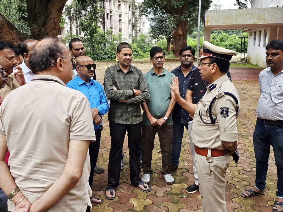 (जशपुर) व्यापारी संघ ने एसपी से शहर में स्पीड ब्रेकर और सीसीटीवी लगाने की मांग की
