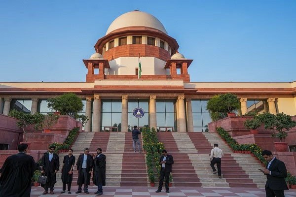 चुनाव से पहले फ्री वाली स्कीमों पर सुप्रीम कोर्ट सख्त, केंद्र सरकार और चुनाव आयोग को नोटिस जारी कर मांगा जवाब