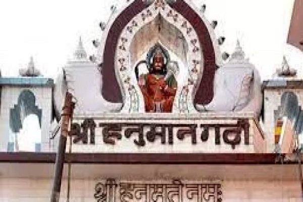 अयोध्या के हनुमानगढ़ी मंदिर में बड़ी वारदात, पुजारी की गला रेतकर हत्या; इलाके में मचा हड़कंप