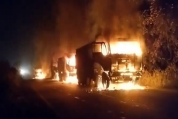हजारीबाग में कोल ट्रांसपोर्टिंग कंपनी के सेंटर पर हमला कर पांच वाहनों में आग लगाई