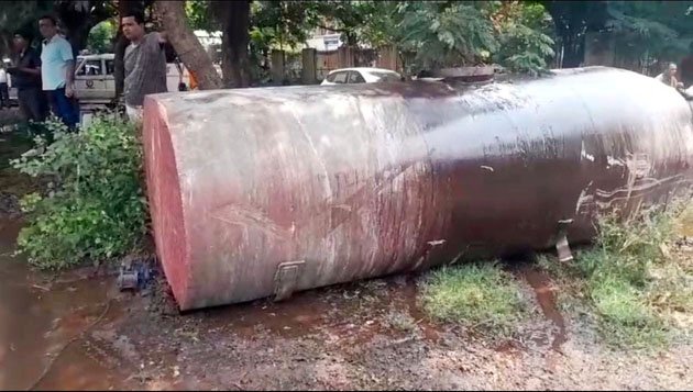 (भिलाई) टायर फटने से केमिकल लोडेड मिनी ट्रक सड़क पर पलटा, दुर्ग छोर पर लगा लंबा जाम